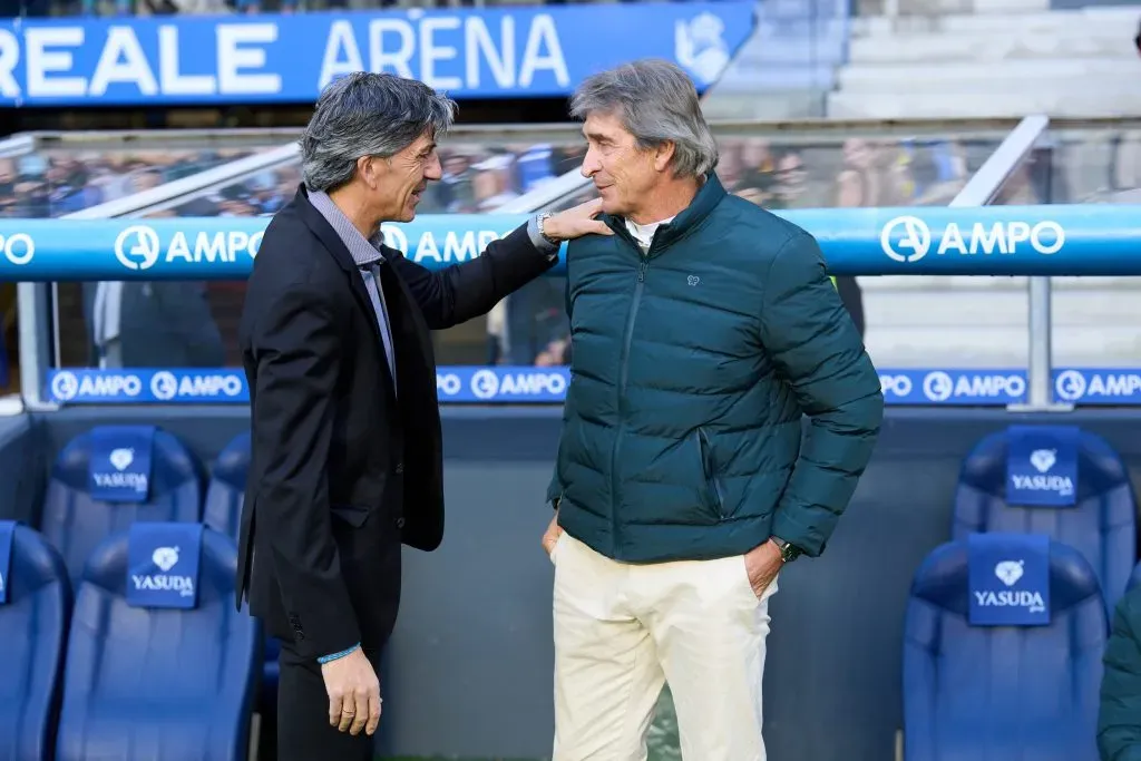 Manuel Pellegrini se saluda con Imanol Alguacil en el empate del Betis y la Real Sociedad. | Foto: Juan Manuel Serrano Arce / Getty Images