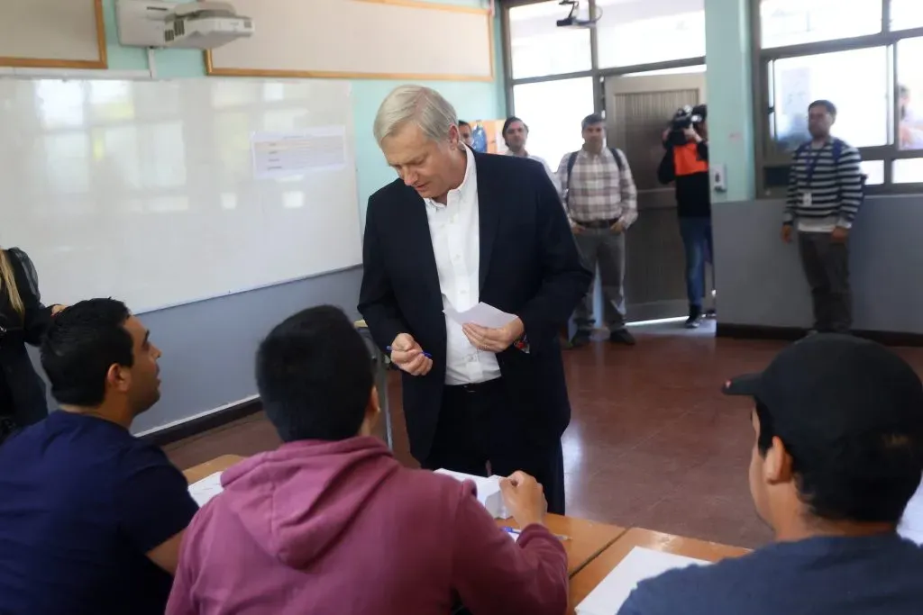 José Antonio Kast sacó la voz tras la derrota de la opción “A Favor” en el Plebiscito Constitucional 2023. | Foto: Karin Pozo / Aton Chile