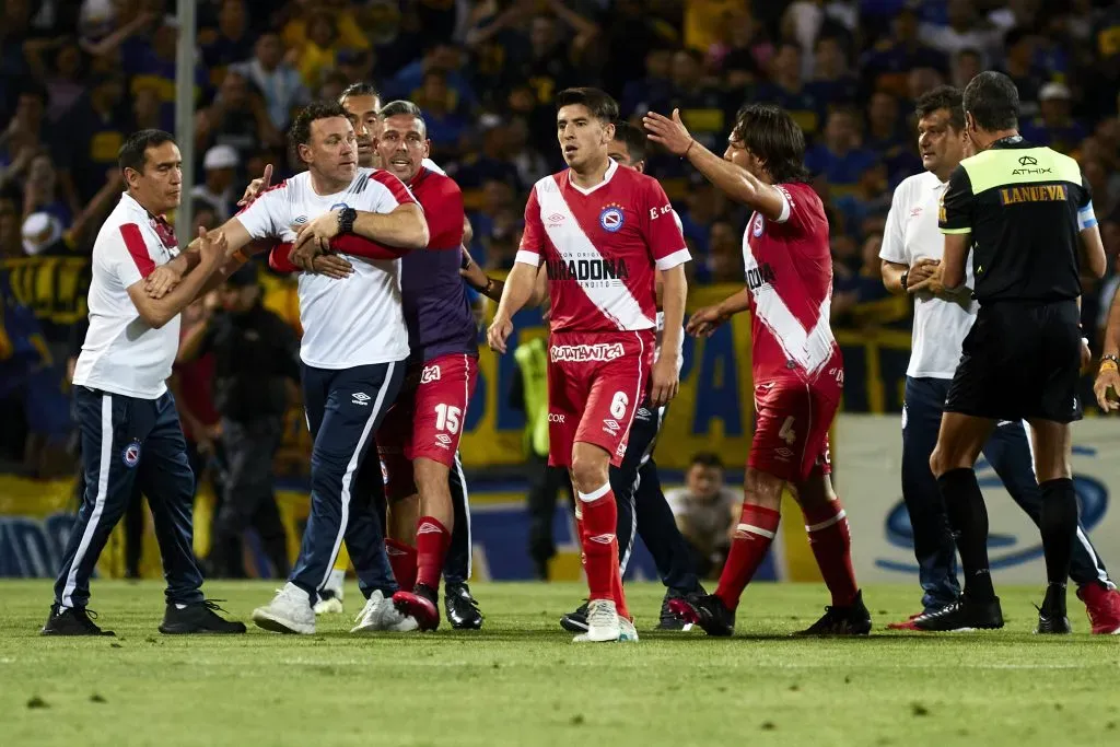 Gabriel Milito protesta airado la expulsión de Jonathan Sandoval en un duelo entre Argentinos Juniors y Vélez Sarsfield. (Alexis Lloret/Getty Images)