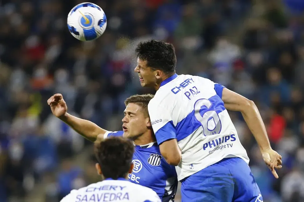 Nehuén Paz en acción ante Talleres de Córdoba por la Copa Libertadores 2022. (Marcelo Hernández/Photosport).