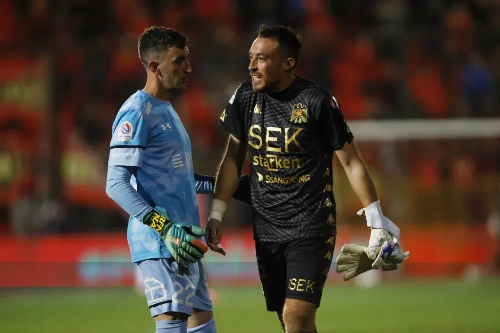 Nicolás Perenic y Sebastián Pérez coincidieron en el último enfrentamiento de Universidad Católica contra Unión Española. (Marcelo Hernández/Photosport).