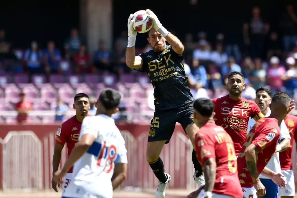 Sebastián Pérez descuelga un centro en un duelo entre Unión Española ante la UC. (Alejandro Pizarro Ubilla/Photosport).