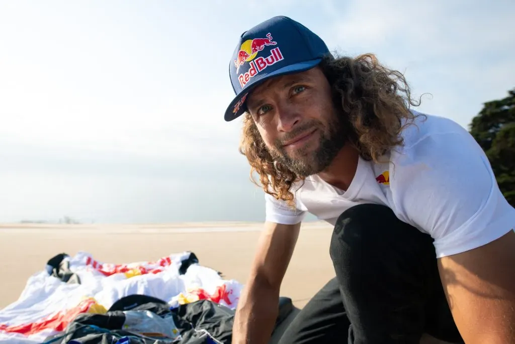 El expiloto de la Fuerza Aérea de Chile, Sebastián Álvarez, ha demostrado su habilidad en el paracaidismo en impresionantes aventuras en Chile.  Foto: Red Bull Content Pool.