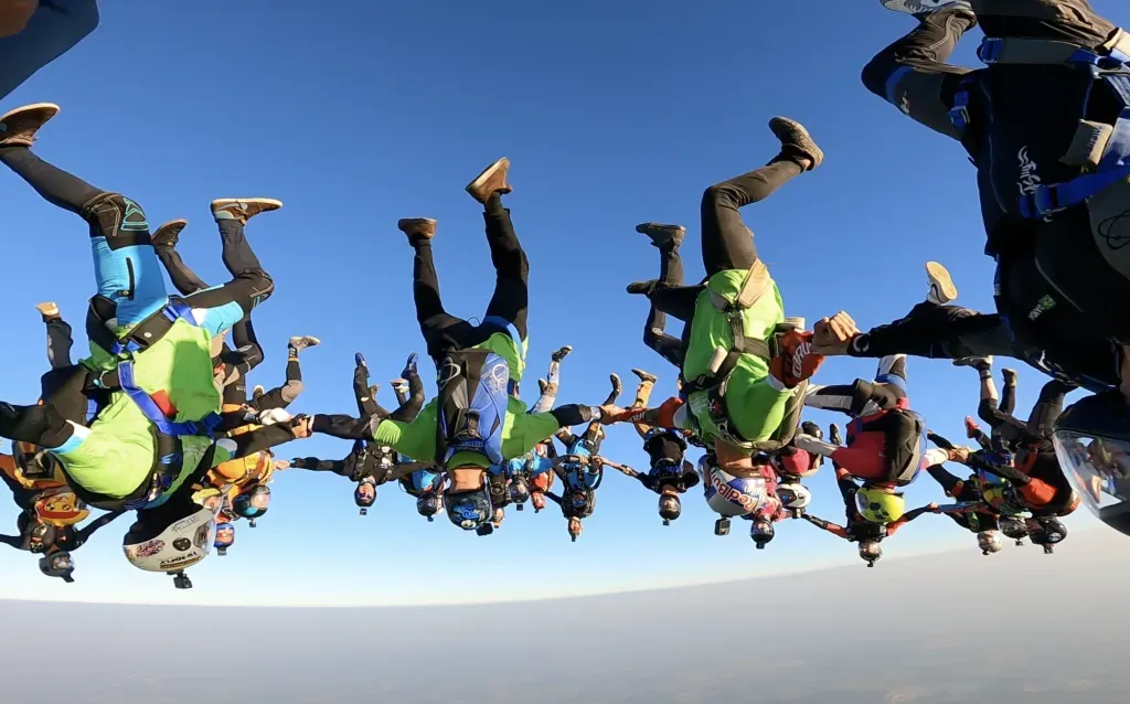 Sebastián Álvarez, junto a otros paracaidistas, rompieron una marca sudamericana Head Down. Foto: Red Bull Content Pool.