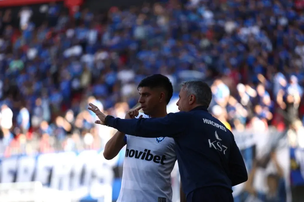 Gustavo Álvarez le da indicaciones a Nicolás Baeza, uno de los que no seguirá en Huachipato. (Mauricio Ulloa/Photosport).