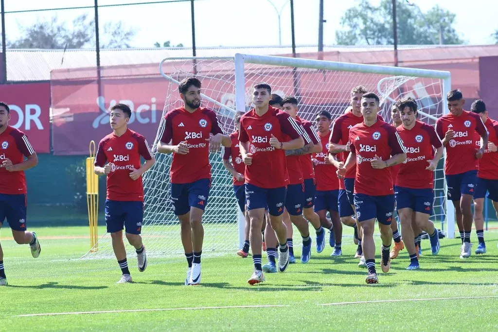 La selección chilena Sub 23 ya entrena en Juan Pinto Durán, con varios jugadores de Colo Colo en su nómina. | Foto: Photosport.
