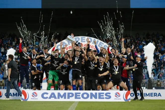 Huachipato fue campeón en 2023 por un punto de ventaja sobre Cobresal. (Eduardo Fortes/Photosport).