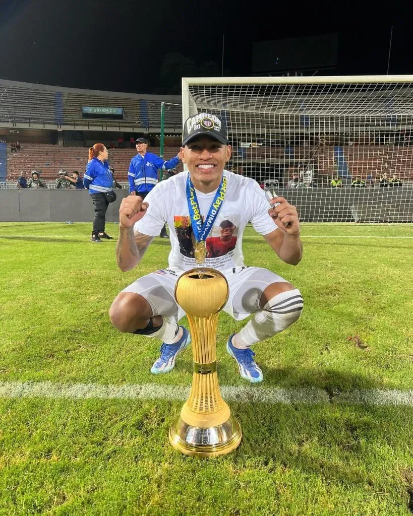 Jermein Peña luce el título de campeón que ganó Junior de Barranquilla en Colombia. (Captura).