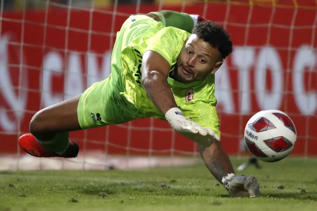 Gastón Rodríguez en la inolvidable tanda de penales que Magallanes le ganó a Colo Colo para consagrarse campeón de la Supercopa 2022. (Andres Pina/Photosport).