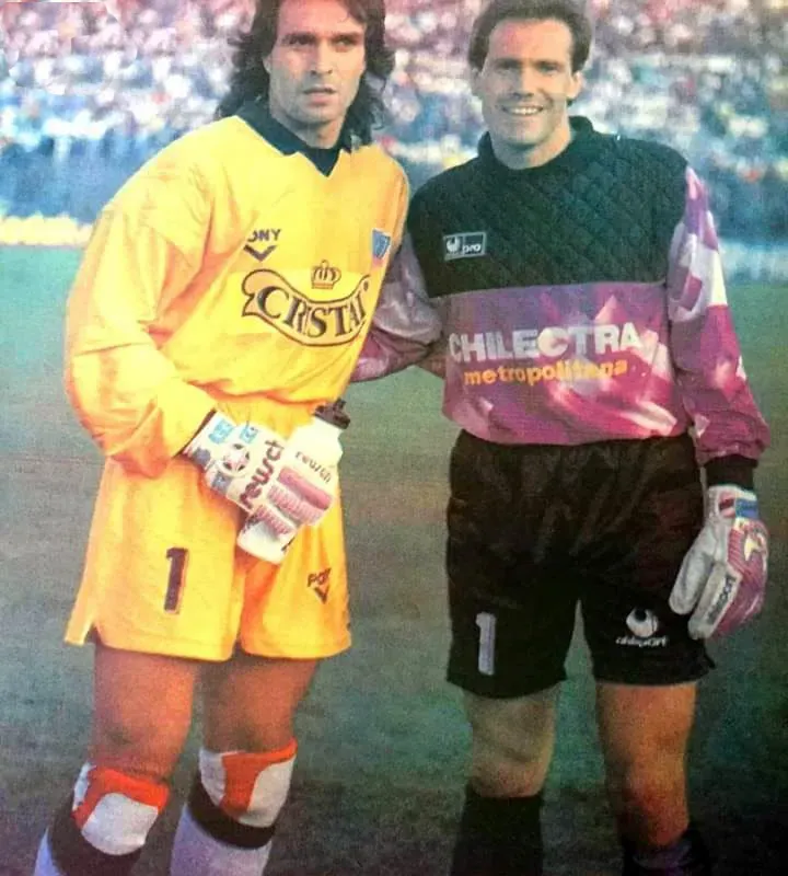 Notable foto de 1992: Marcelo Ramírez en Colo Colo y Sergio Vargas en la U.