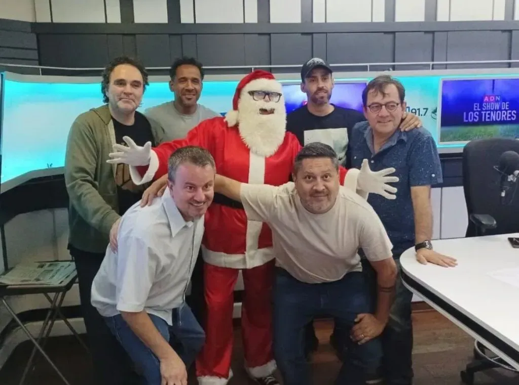 Los Tenores de ADN recibieron la visita de “Santa Cool”, quien subió al columpió a Jorge Valdivia. | Foto: ADN