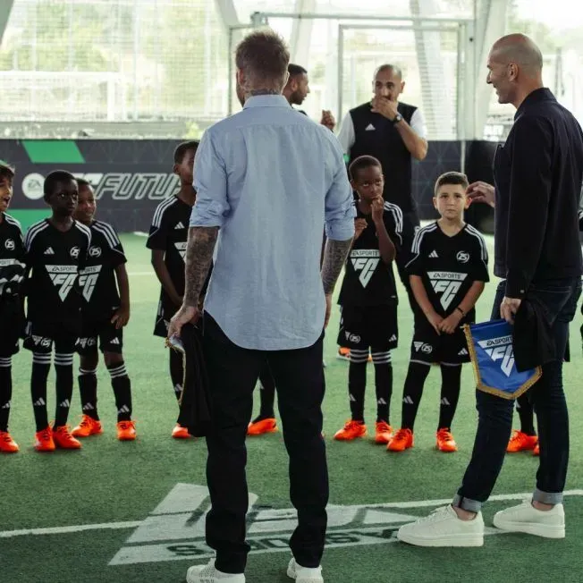 David Beckham acompañó a su excompañero en el estreno de Z5 en Francia.