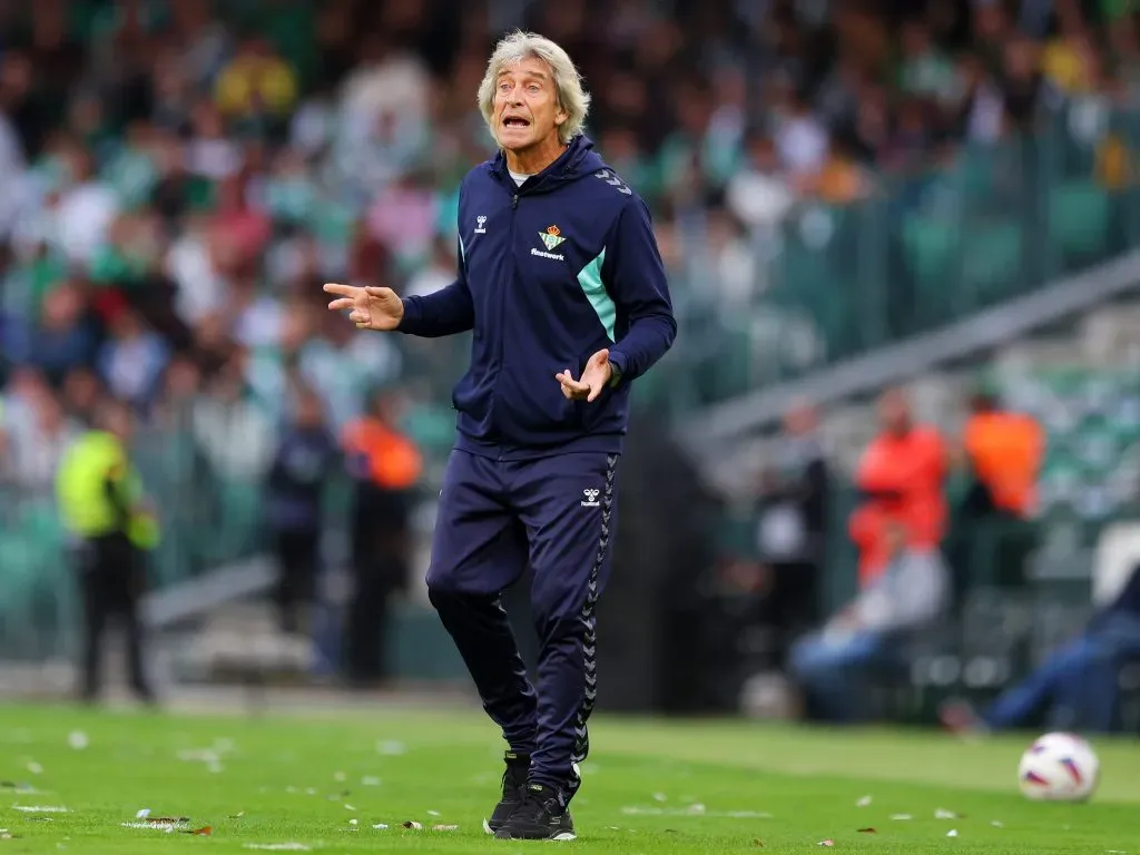 Manuel Pellegrini tiene contrato hasta 2026 con el Betis. | Foto: Fran Santiago/Getty Images