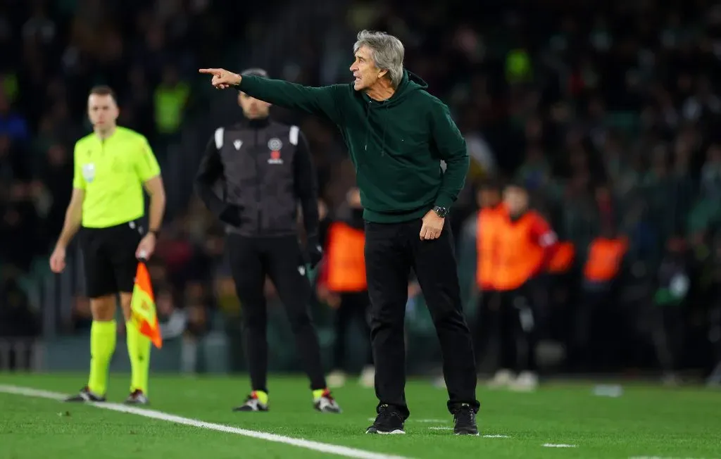 Manuel Pellegrini le da instrucciones a sus dirigidos en el duelo ante Girona. | Foto: Fran Santiago / Getty Images