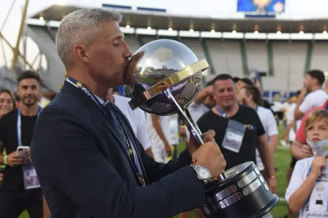 Hernán Crespo ganó una Copa Sudamericana dirigiendo a Defensa y Justicia. | Foto: Getty Images.