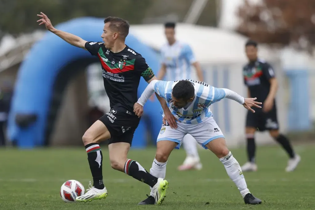 Agustín Farías viene desde hace años siendo titular y referente en Palestino. ¿Será Universidad Católica su próxima casa? | Foto: Photosport.