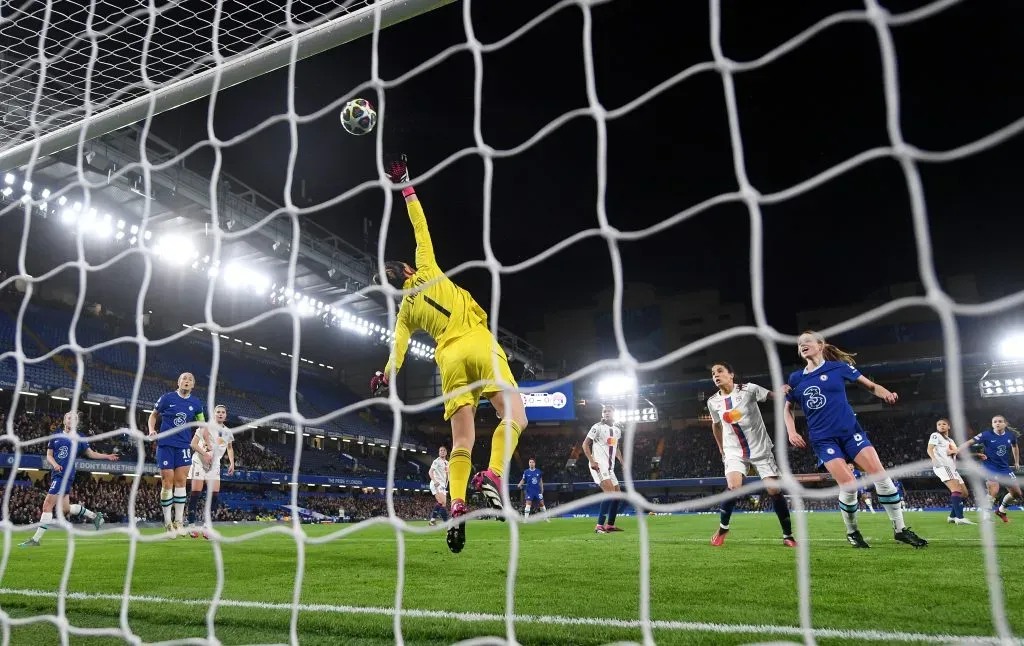 Tiane Endler ya había destacado con impresionante tapadas en la Champions League de la temporada pasada. En la foto, un tapadón al Chelsea | Getty Images