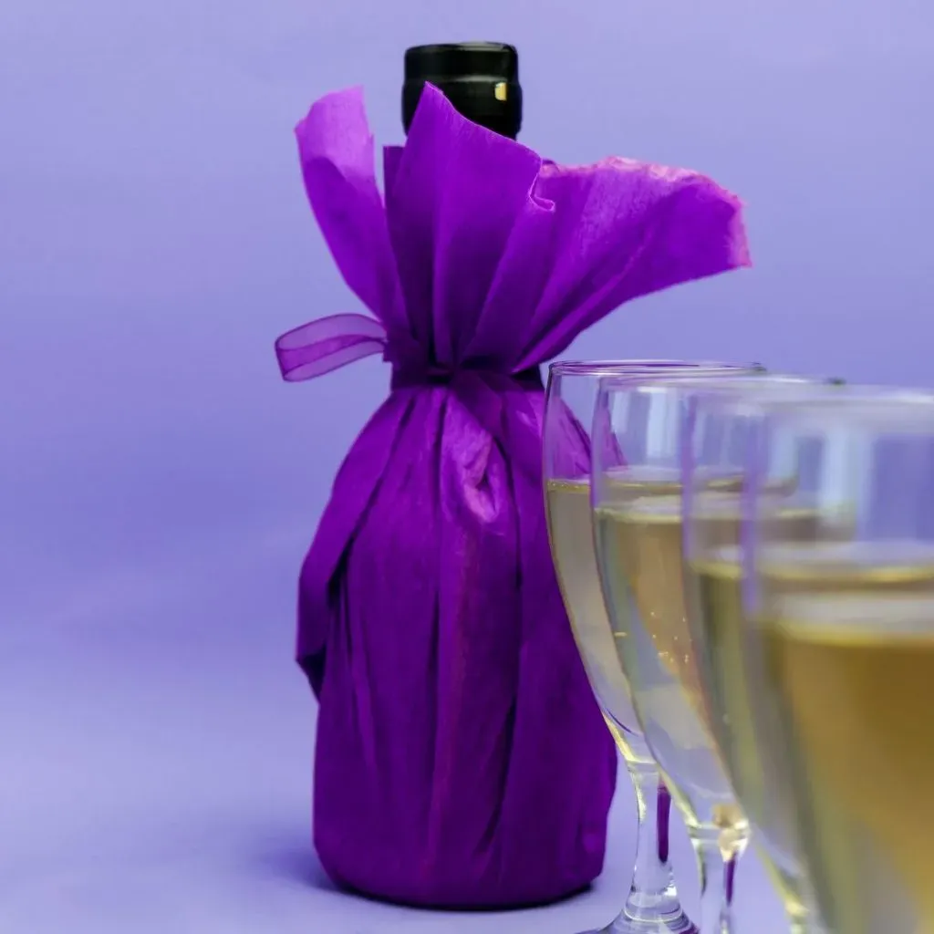 Botella envuelta en papel para regalo