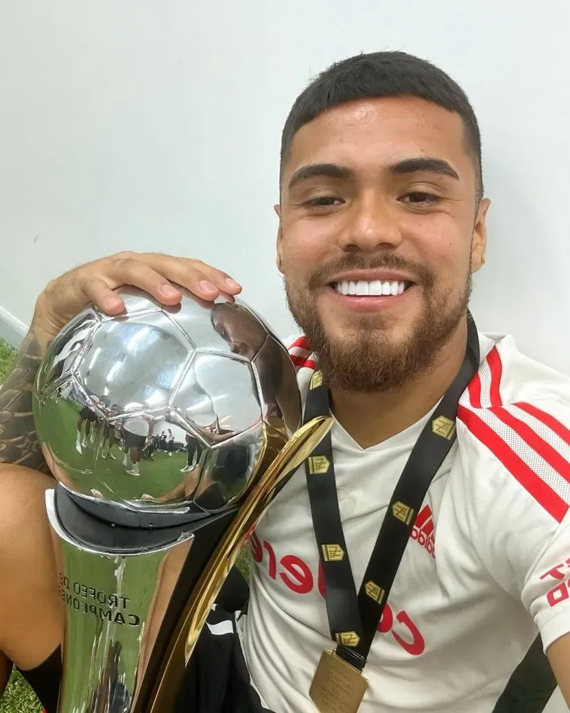 Paulo Díaz en su festejo con el Trofeo de Campeones en River Plate (@paulodiaz17)