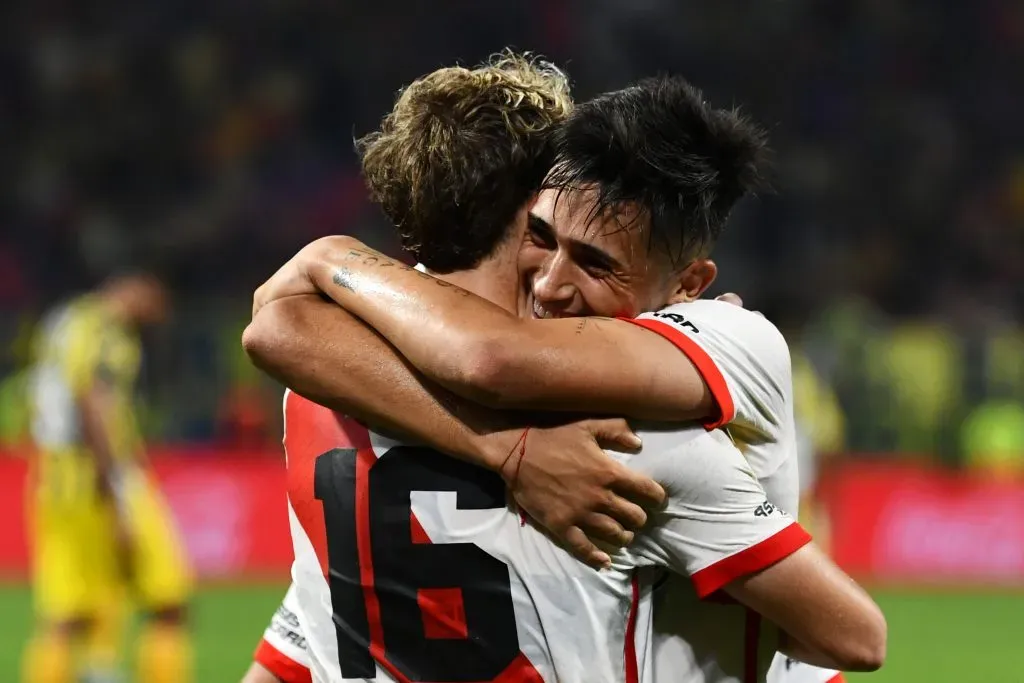 Pablo Solari se abraza con Facundo Colidio: el asistidor y el autor del primer gol de River ante Rosario Central en el Trofeo de Campeones. (Joaquín Camiletti/Getty Images).