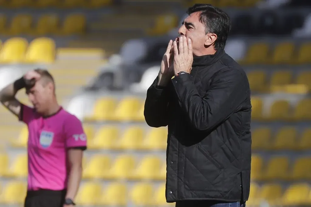 Gustavo Quinteros dirigirá su segundo equipo en Argentina, su país natal: antes fue entrenador de San Martín de San Juan. (Marcelo Hernández/Photosport).