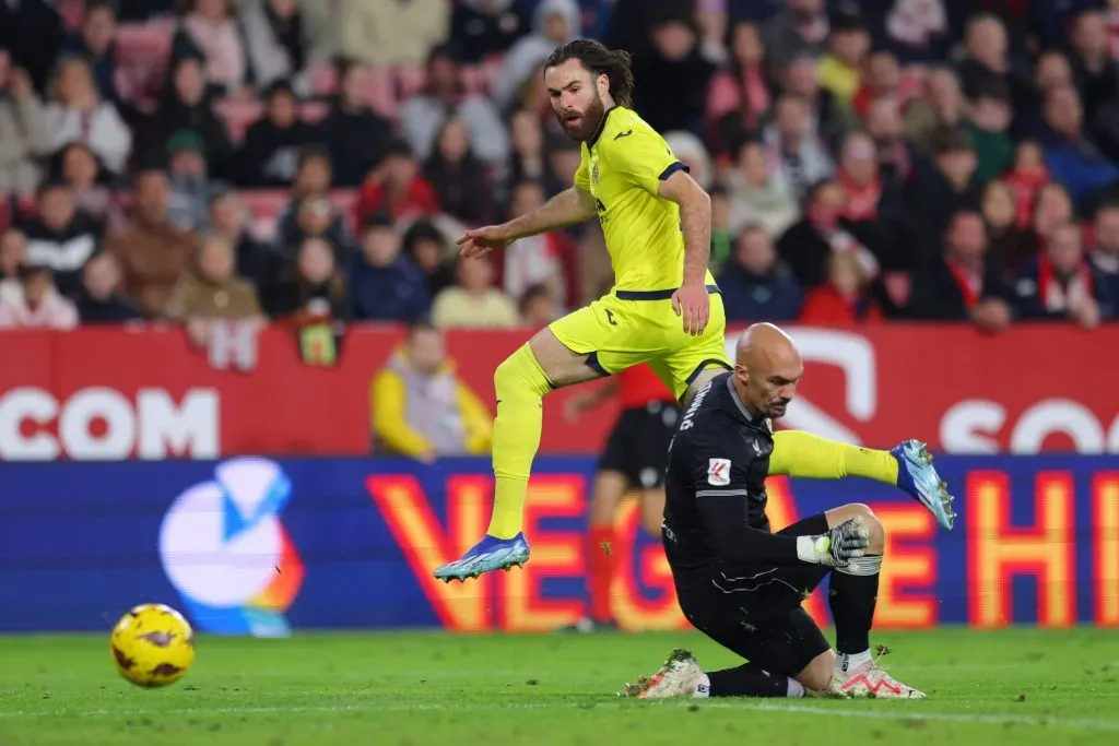 Ben Brereton le anotó este gol al Sevilla, pero fue anulado por una infracción del atacante chileno-inglés. (Fran Santiago/Getty Images).