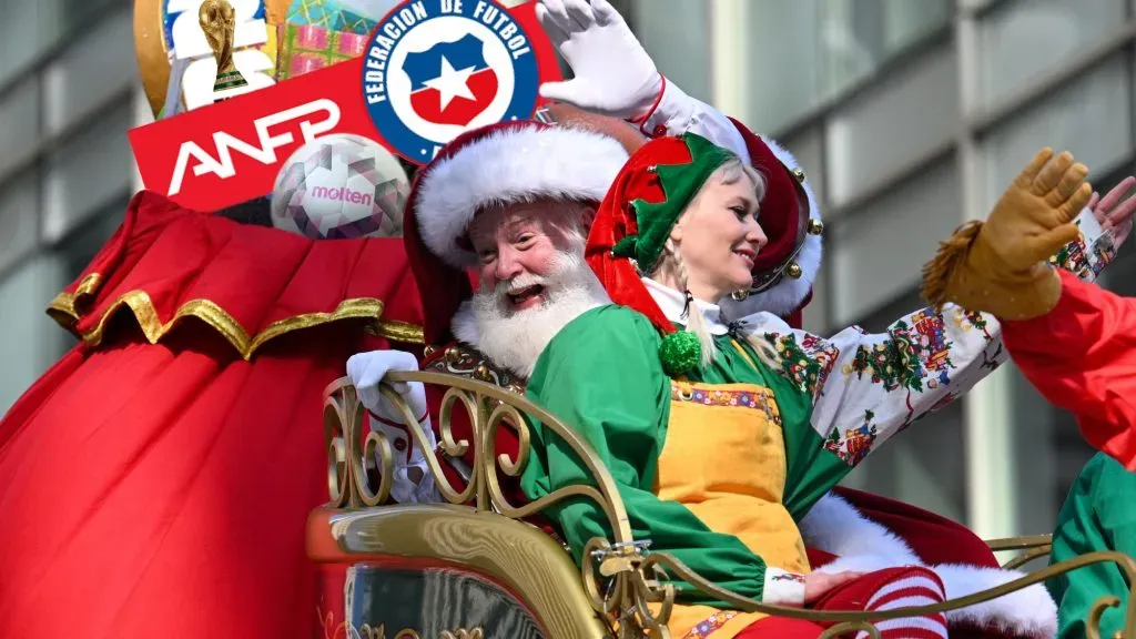 El futbol chileno disfrutó de la visita del Viejo Pascuero. Foto: Getty Images/RedGol.