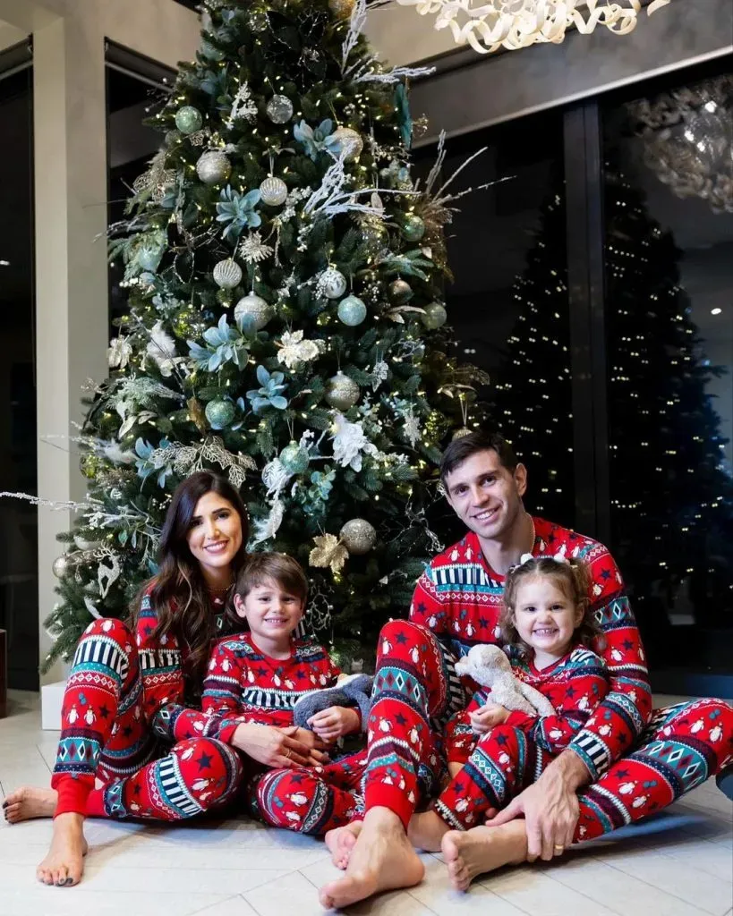 Emiliano Martínez y su familia en Inglaterra, también empijamados.