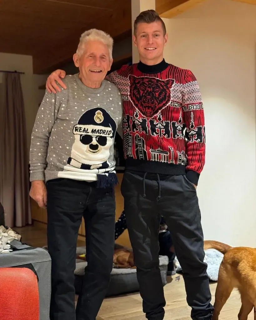 Toni Kroos junto a su abuelo
