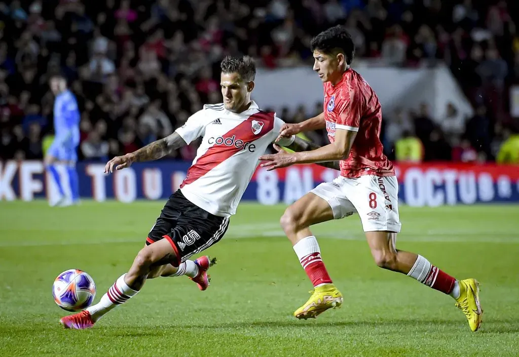 Bruno Zuculini intenta rechazar el balón en un partido ante Argentinos Juniors. (Marcelo Endelli/Getty Images).