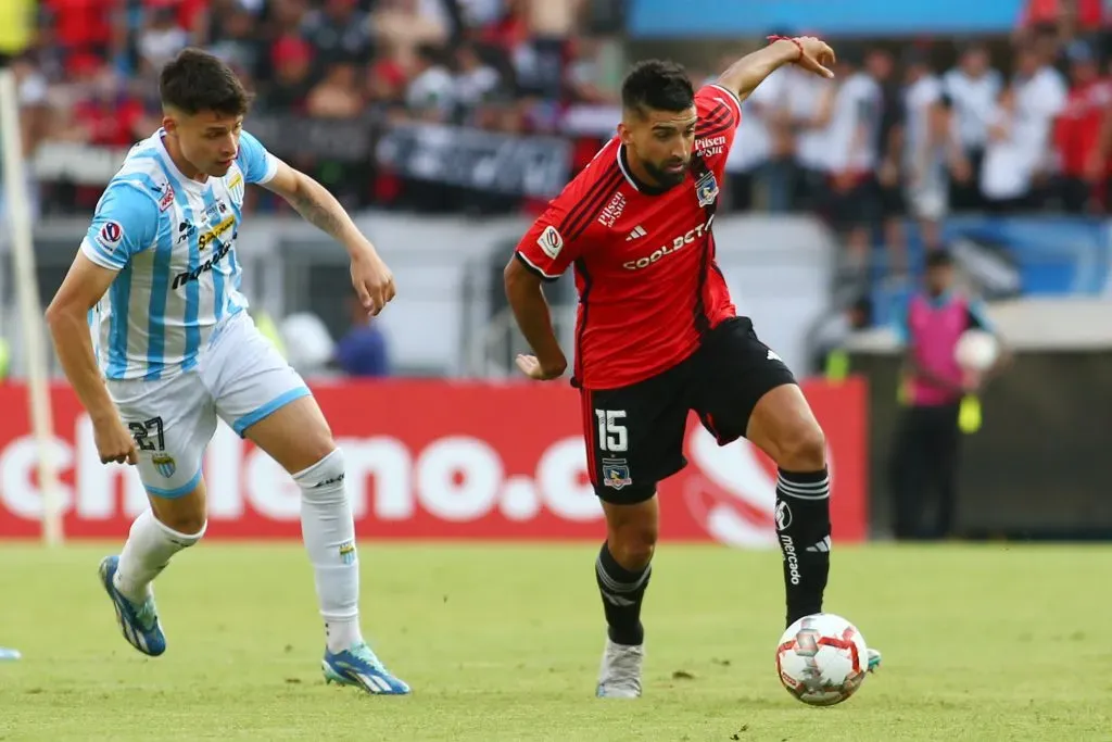 Alfred Canales persigue a Emiliano Amor en la final de la Copa Chile que Colo Colo le ganó por 3-1 a Magallanes. (Alex Diaz/Photosport).