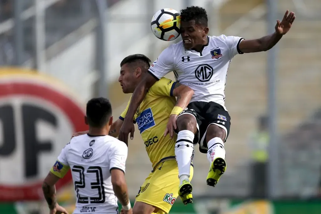 Alexander Bolaños gana una pelota aérea en un partido entre Colo Colo y Universidad de Concepción. (Andrés Piña/Photosport).