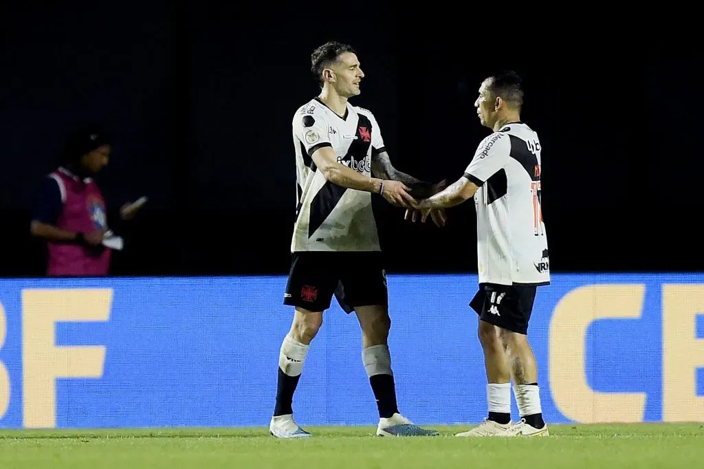 Gary Medel celebra junto al argentino Pablo Vegetti, un delantero que pasó sin pena ni gloria por Rangers de Talca y llegó a ser goleador en Argentina. Marcó 10 goles en el Brasileirao. (Alexandre Loureiro/Getty Images)