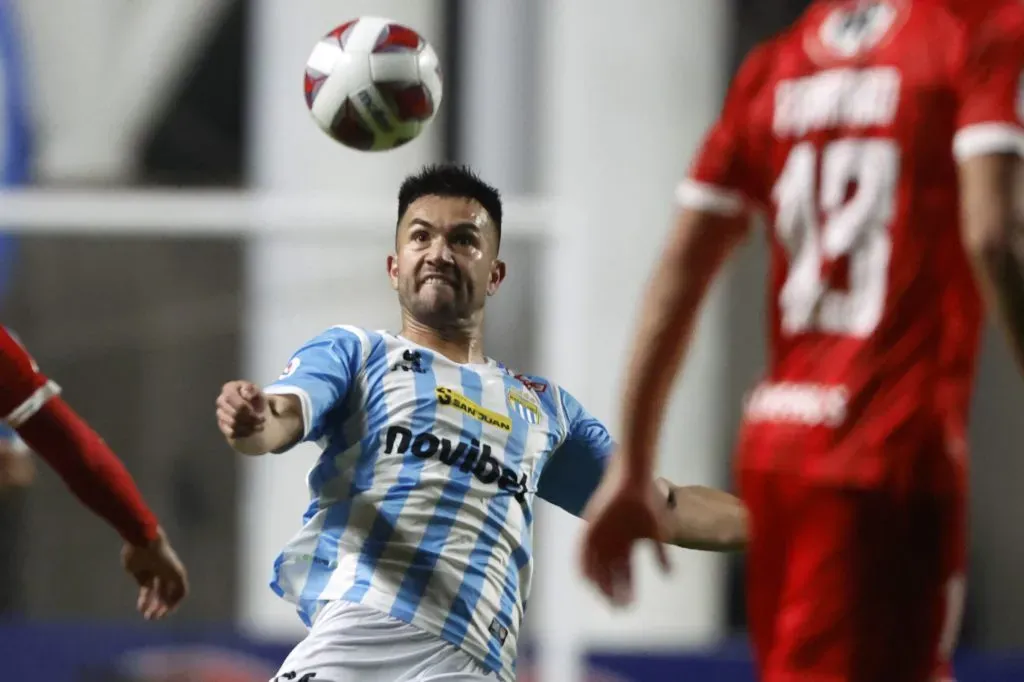 Pese a su edad Carlos Villanueva jugó bastante en este 2023 con la camiseta de Magallanes. | Foto: Photosport.