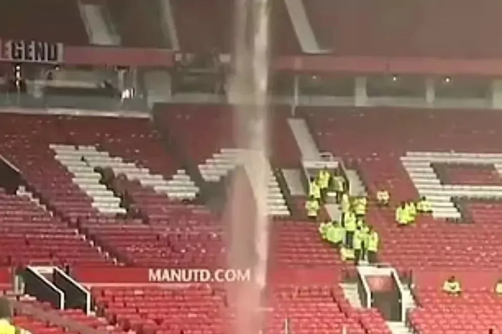 Hasta “goteras” están diciendo presente en la casa del Manchester United. | Foto: Captura.