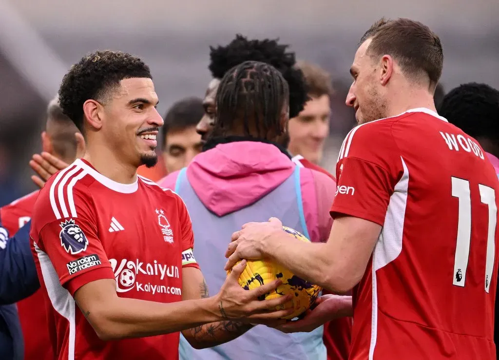 Morgan Gibbs-White le entregó la pelota a Chris Wood por su triplete ante el Newcastle. (Stu Forster/Getty Images)