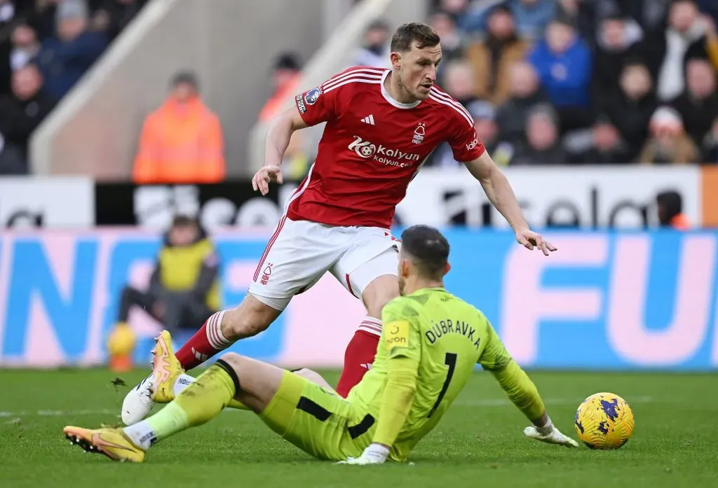 Chris Wood dejó literalmente sentado a Dubravka en el tercer gol del Nottingham Forest. (Stu Forster/Getty Images)