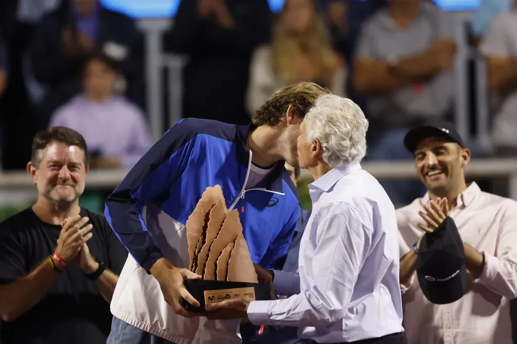 Nicolás Jarry recibe el trofeo del Chile Open a manos de su abuelo, el histórico Jaime Fillol. | Foto: Felipe Zanca / Photosport