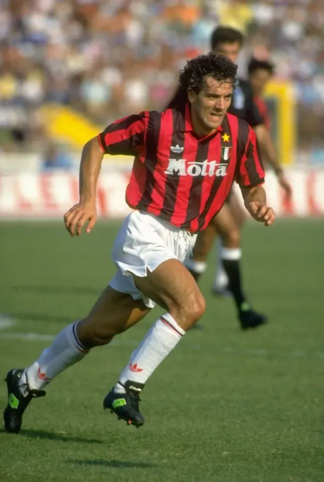 La clásica camiseta del Milan de los 90