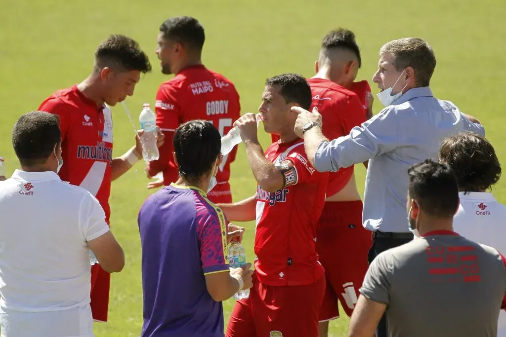 Martín Palermo en su rol como DT de Curicó Unido. Allí dirigió a Pablo Parra. (Jonnathan Oyarzun/Photosport).