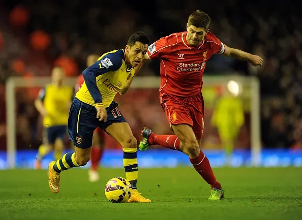 Hace algunos años rivales, ahora Alexis Sánchez y Steven Gerrard puede reencontrarse en el Al Ettifaq como jugador y DT. Foto: Getty Images.