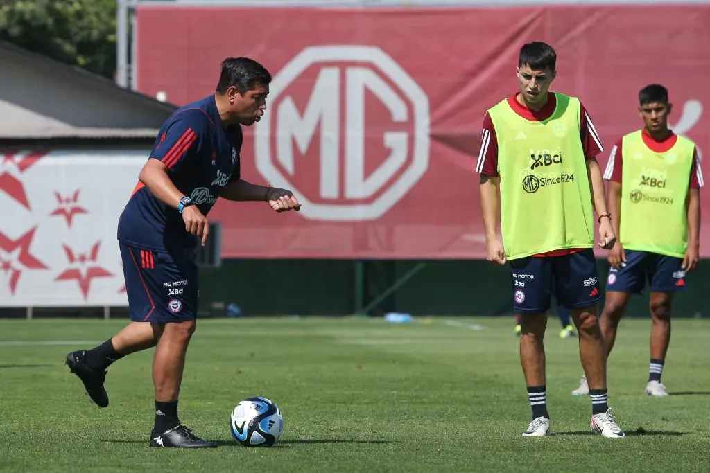Nicolás Córdova dirige a los jugadores de la Roja Sub 23 pensando en el Preolímpico. | Foto: Jorge Díaz / La Roja