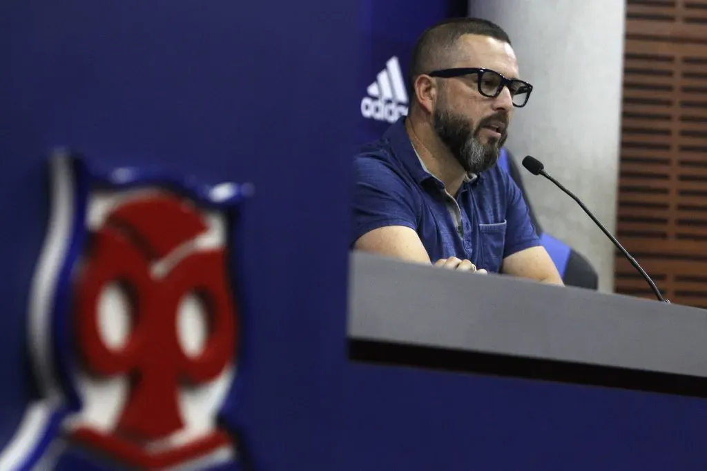 Polaco Goldberg da declaraciones como gerente deportivo de Azul Azul. (Jonnathan Oyarzun/Photosport).