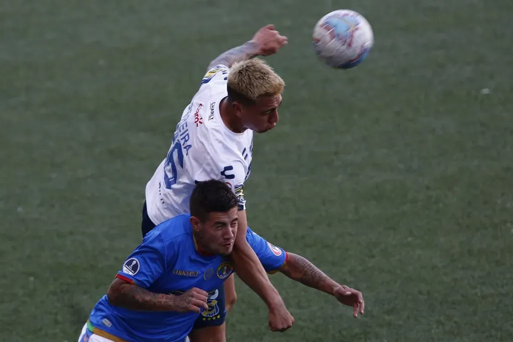 Rodrigo Holgado en Audax Italiano lucha una pelota con Sebastián Pereira. ¿Serán compañeros en Everton de Viña del Mar? (Marcelo Hernández/Photosport).