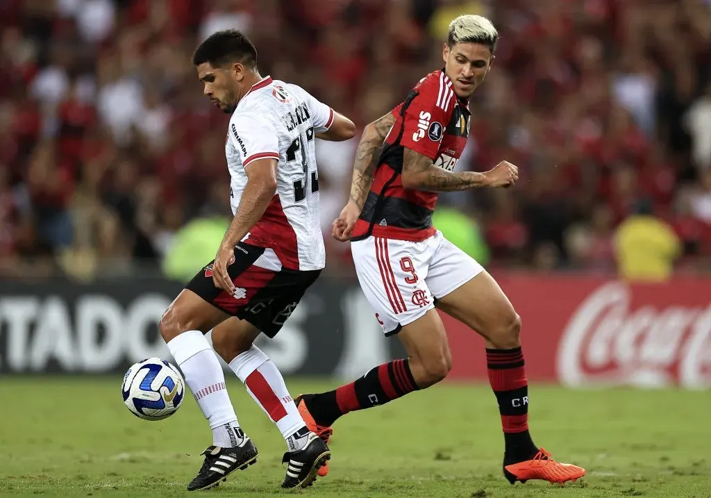 Nicolás Zalazar en un duelo con Pedro: Ñublense enfrentó a Flamengo en la fase de grupos de la Copa Libertadores. (Buda Mendes/Getty Images).