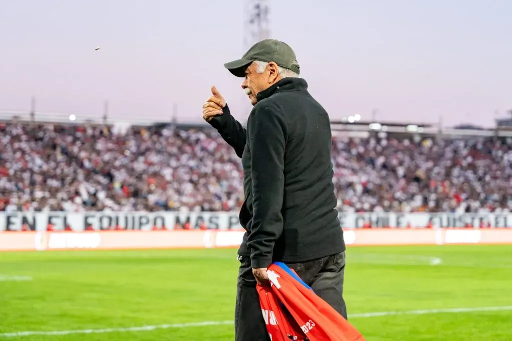 Caszely en la despedida de Matías Fernández. (Guille Salazar/RedGol).