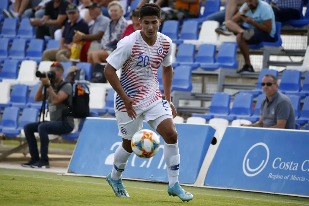 Luis Rojas se quedará con las ganas de defender a Chile luego de ser marginado por no llegar a entrenar. Foto: Photosport.