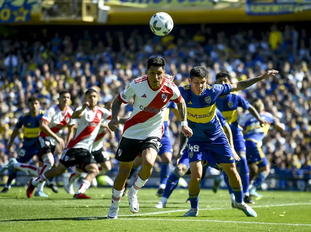 Los equipos argentinos actualmente son Asociaciones Civiles sin Fines de Lucro. ¿Podrá Javier Milei cambiar el modelo para que sean Sociedades Anónimas Deportivas? | Foto: Getty Images.