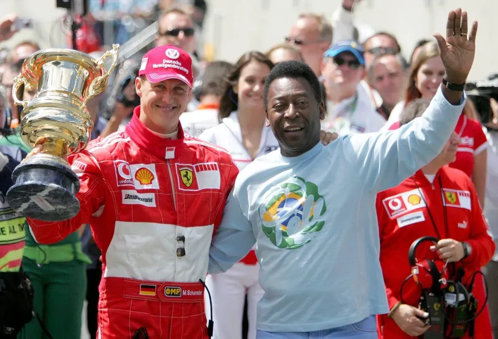 La grandeza de Pelé iba más allá del fútbol y aquí comparte con Michael Schumacher, el piloto más ganador de la Fórmula 1. Imagen: Getty.
