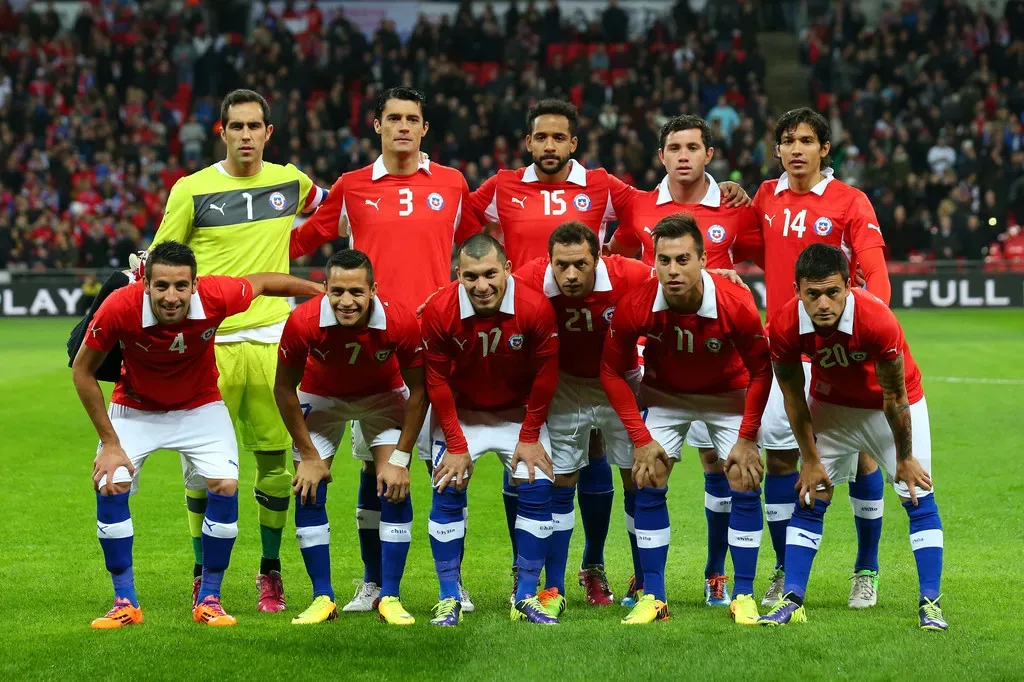 Ese día Chile formó con Claudio Bravo; Mauricio Isla, Gary Medel, Marcos González, Eugenio Mena; Marcelo Díaz, Charles Aránguiz, Matías Fernández; Alexis Sánchez, Eduardo Vargas, Jean Beausejour. | Foto: Getty Images.
